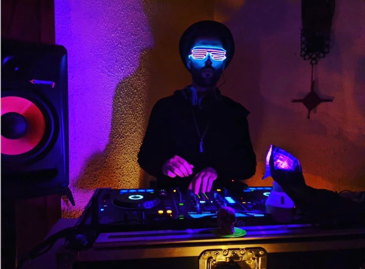 Reas0nance with LED glasses